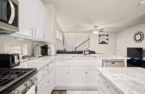 Round Rock House | LuxuryLivingMinutesToKalahari/DellDiamond GameRoom
