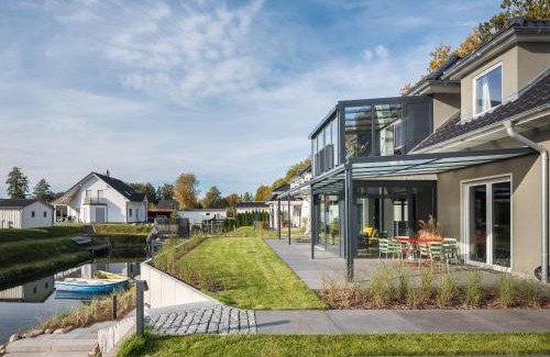 Krakow am See Apartment | Luxus FeWo 112m² direkt am Wasser inkl. Boot