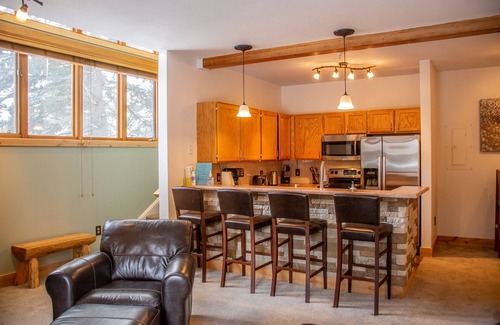 Four O'Clock House | Luxuy Lodge Ski-in/Ski-Out Corner Unit Tub Steps from Lift, Town, & Hot Tub/Pool