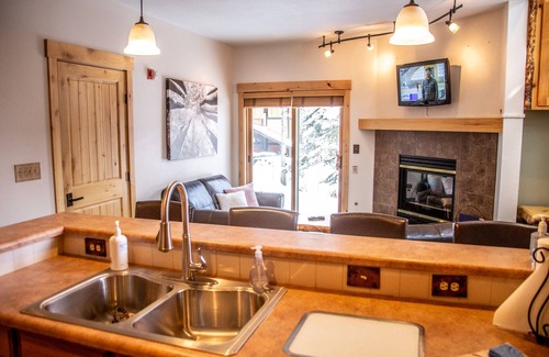 Four O'Clock House | Luxuy Lodge Ski-in/Ski-Out Corner Unit Tub Steps from Lift, Town, & Hot Tub/Pool