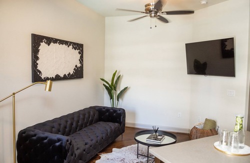 The Galleria Apartment | Luxx Galleria w/King bed + pool views