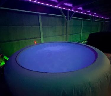 Brunel Apartment | Luxxe House with Hot tub and Pool table