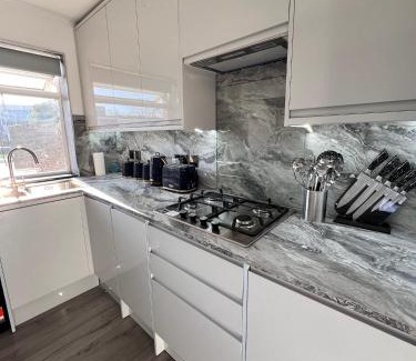 Brunel Apartment | Luxxe House with Hot tub and Pool table