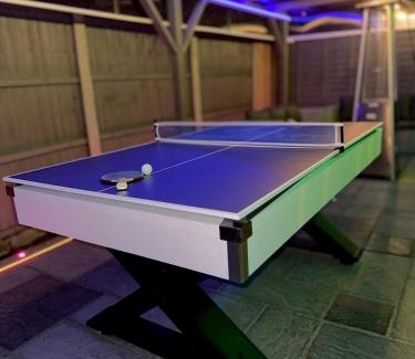 Brunel Apartment | Luxxe House with Hot tub and Pool table