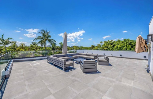 Harbour Inlet House | LVS Villa Blanco 5BR Coastal Oasis with Rooftop Sunset Deck, Heated Pool, Spa &