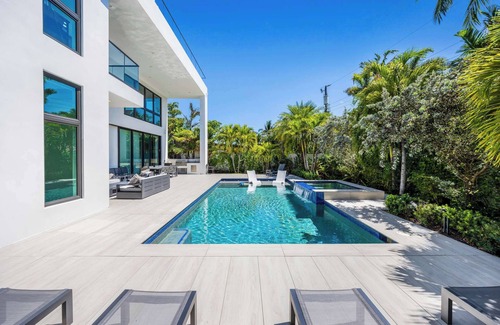 Harbour Inlet House | LVS Villa Blanco 5BR Coastal Oasis with Rooftop Sunset Deck, Heated Pool, Spa &