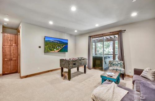 Kingswood Estates House | Lx22 Lake Tahoe north shore 4 bed cabin hot tub
