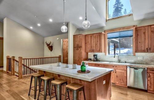 Kingswood Estates House | Lx22 Lake Tahoe north shore 4 bed cabin hot tub