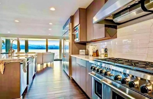 Skyland House | Lx96 Tahoe lakefront Home of the Stars