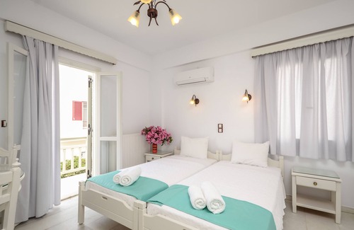 Old Town Naxos Hotel | "Lygdamis Hotel" quadruple apartment in the heart of Naxos