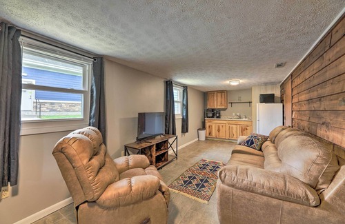 East Point Apartment | 'Lynn' Dog-Friendly Abode w/Mountain Views!