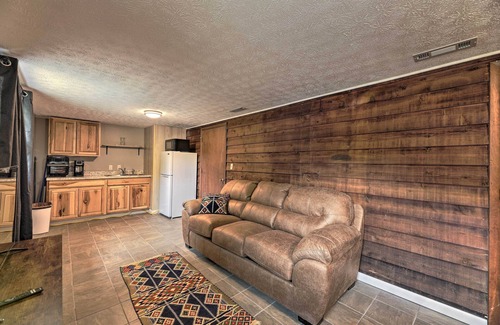East Point Apartment | 'Lynn' Dog-Friendly Abode w/Mountain Views!