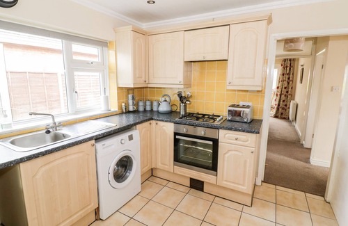 Ashby-de-la-Zouch Cottage | LYNSTED LODGE, pet friendly, with a garden in Ashby-De-La-Zouch