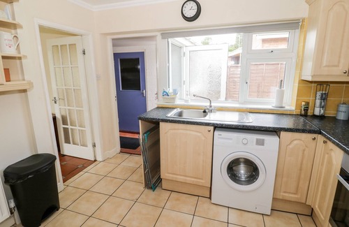 Ashby-de-la-Zouch Cottage | LYNSTED LODGE, pet friendly, with a garden in Ashby-De-La-Zouch