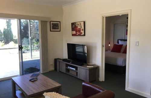 Upper Wakefield Bed & Breakfast | Lyreen's Apartment