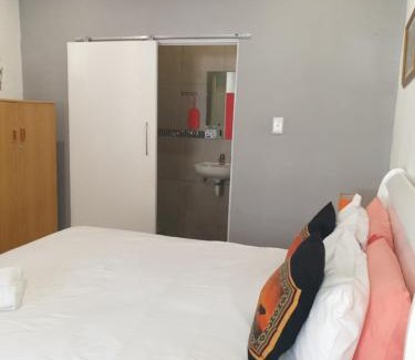 Parow North House | Lyronne Guest house, Shuttle and Tours
