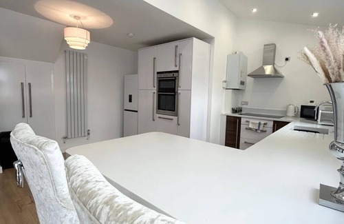 Blackpool House | Lytham House Retreat - Free Parking