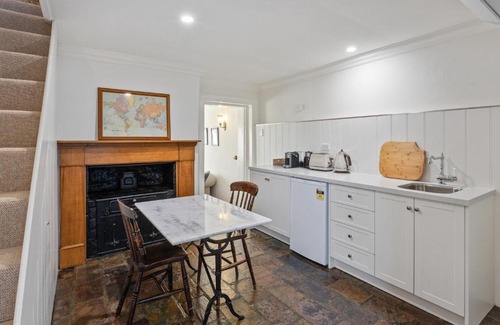 Pontville Bed & Breakfast | Lythgo's Row Colonial Cottages