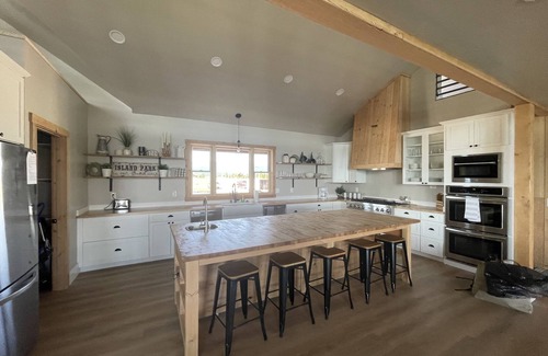 Island Park House | "Lythgoe" to the Lake🏚-Water Front 🏊‍♂Boating&Swim🚤HotTub🩱Lg Lawn🏐Sleeps 30