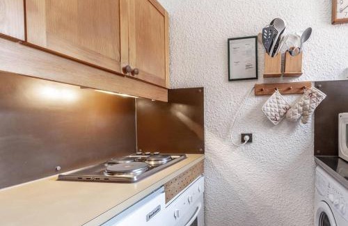Meribel-Mottaret Apartment | Méribel Mottaret : Appart. Confortable 2 Ch, Balcon, Ski-In/Ski-Out - FR-1-355-50