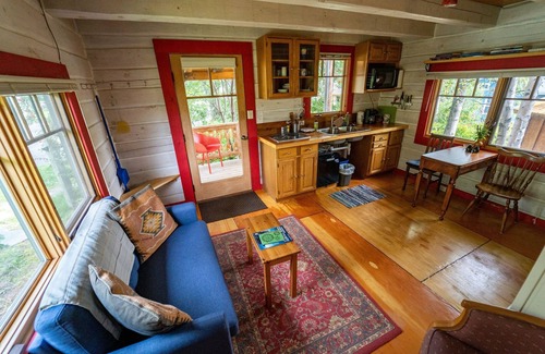 Grand Marais Cottage | Mökki: Dovetail Log Cabin Downtown