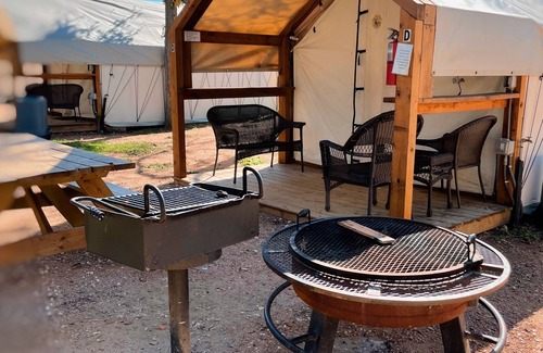 Prairie Lea Cabin | #M Son's Blue River Camp - Glamping Cabin w/2 Queen Beds
