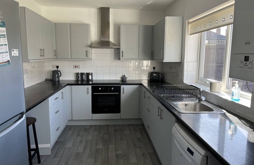 Sutton-in-Ashfield House | M1 Link 3 bed house up to 5 ppl parking,wifi