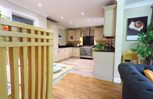 Dewsbury House | M1/M62-Free Parking+WiFi/8 beds/3 TVs/Office