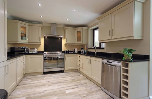 Dewsbury House | M1/M62-Free Parking+WiFi/8 beds/3 TVs/Office