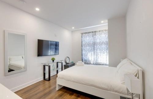 Mile End Apartment | M11 Upscale Studio wQueen Bed AC Prime Location