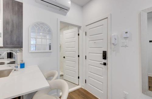 Mile End Apartment | M11 Upscale Studio wQueen Bed AC Prime Location
