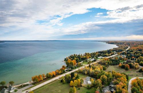 Suttons Bay House | M22 Birch House - Family friendly with shared beach & large kitchen