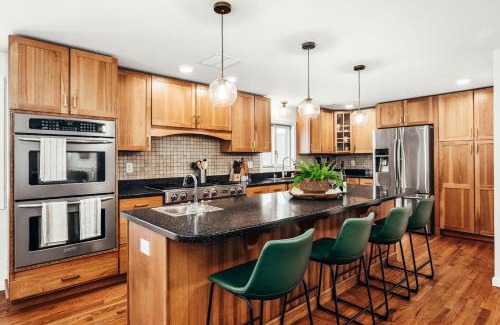 Suttons Bay House | M22 Birch House - Family friendly with shared beach & large kitchen
