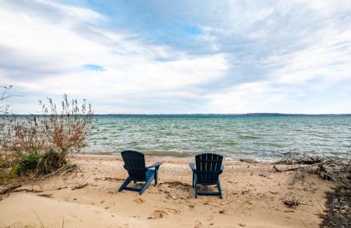 Suttons Bay House | M22 Birch House - Family friendly with shared beach & large kitchen