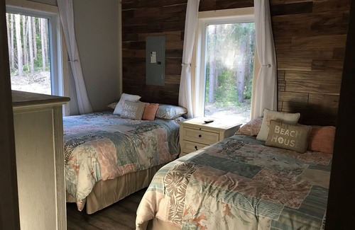 Maple City House | M22 Cabin ~ Just Minutes to Glen Arbor ~ Walk To Sleeping Bear Dunes Lakeshore!