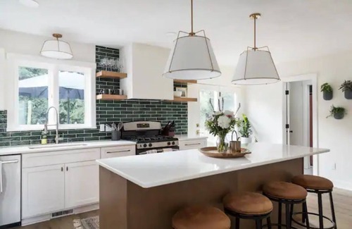 Traverse City House | M22 Hemlock House-Renovated lakefront home