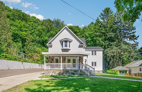 Frankfort House | M22 Rentals Premier Home - One Block from Lake Michigan!nn2025 Calendar is OPEN!