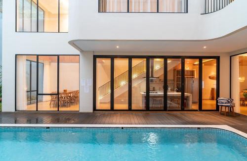 Bandung Villa | Maaplewood mountain view 9 bedrooms villa with a private heated pool and movie room
