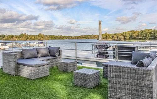 Leuken Boat Rental | Maasparel