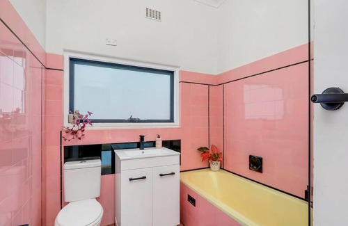 Broken Hill House | Mabel’s retreat 4 bedrooms,Wifi,Netflix,Kayo