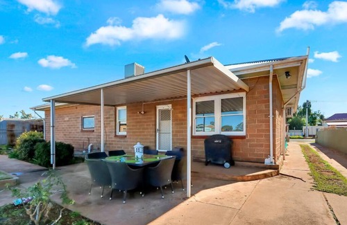 Broken Hill House | Mabel’s retreat 4 bedrooms,Wifi,Netflix,Kayo
