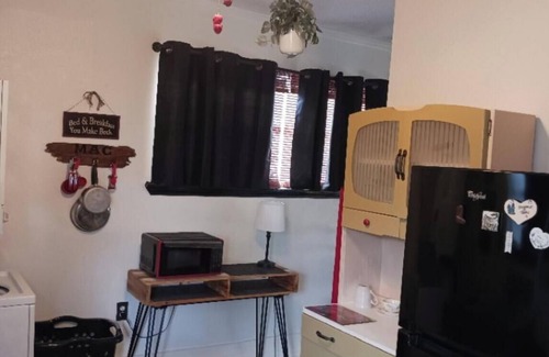 Pasadena Apartment | "MacBerry Nut Cottage", Charming WWII Built 1-1 Smoke/Pet Free Duplex Garage Apt