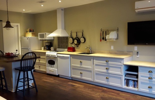 Cressy Apartment | MacDonell Landing Loft is a waterfront retreat in Prince Edward County.