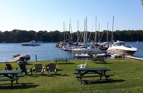 Cressy Apartment | MacDonell Landing Loft is a waterfront retreat in Prince Edward County.