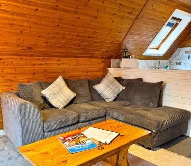 Almondbank Ski Chalet | Macha 3 - Hot Tub-Perth-Pets-Family-Luxury-Cabin
