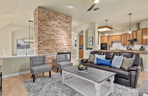 McNeil House | 'Machete Place' North Austin! Pet Friendly! Work Space!