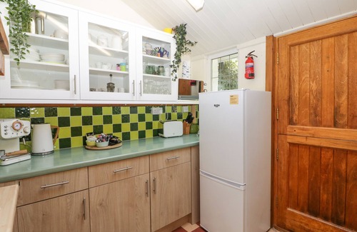 Budleigh Salterton Cottage | MACKEREL COTTAGE, pet friendly, with a garden in Budleigh Salterton