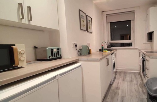 Port Glasgow House | Mackie House: A fully equipped house in a residential area within the costal town of Port Glasgow