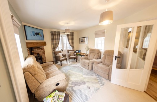 Langtoft House | Mackintosh Cottage - Family friendly, pet friendly, business bookings welcome.