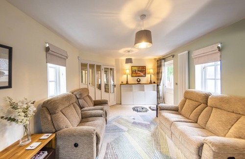 Langtoft House | Mackintosh Cottage - Family friendly, pet friendly, business bookings welcome.